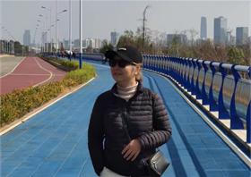 严丽坤
